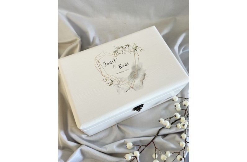 Hochzeitsbox, Erinnerungskiste mit goldenem Herz-Rahmen, personalisiert
