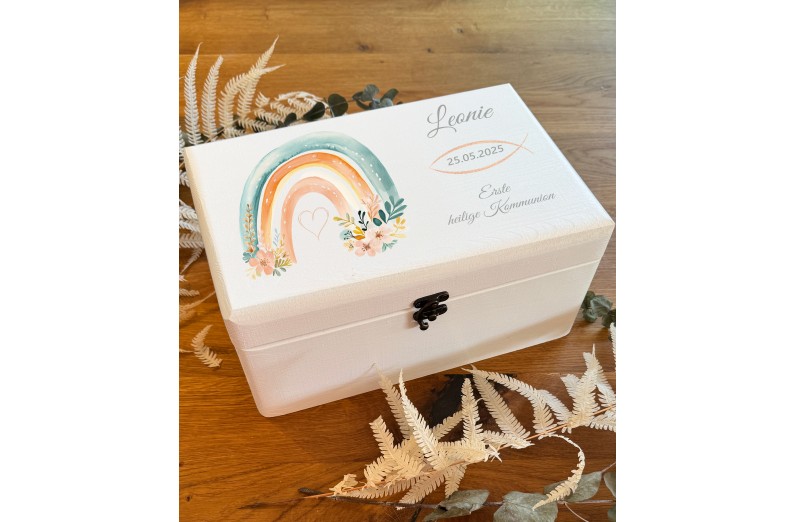 Personalisierte Erinnerungsbox mit Regenbogen und Fischsymbol zur Kommunion, Konfirmation oder Taufe