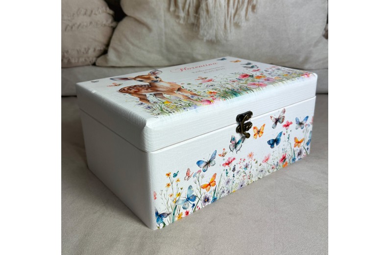 Personalisierte Erinnerungsbox mit süßem Bambi in der Wiese, zur Kommunion, Konfirmation oder Taufe
