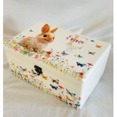 Erinnerungsbox mit süßem Hasen in der Wiese, floral,  mit Geburtsdaten personalisiert
