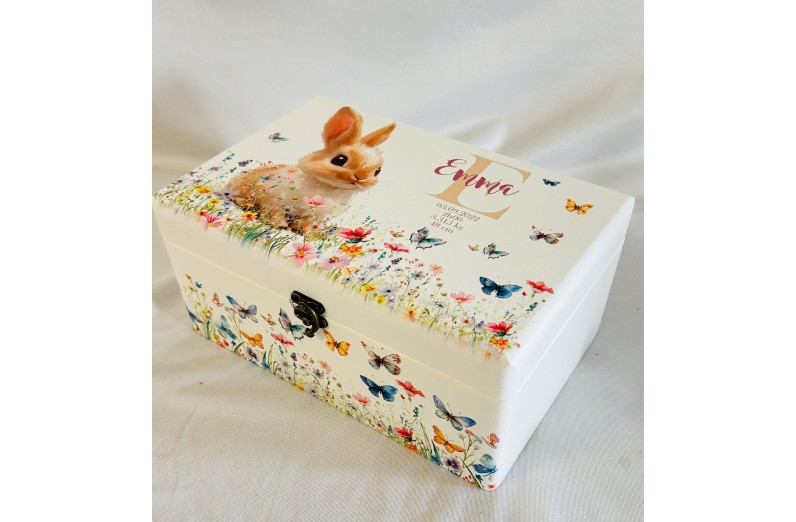 Erinnerungsbox mit süßem Hasen in der Wiese, floral,  mit Geburtsdaten personalisiert