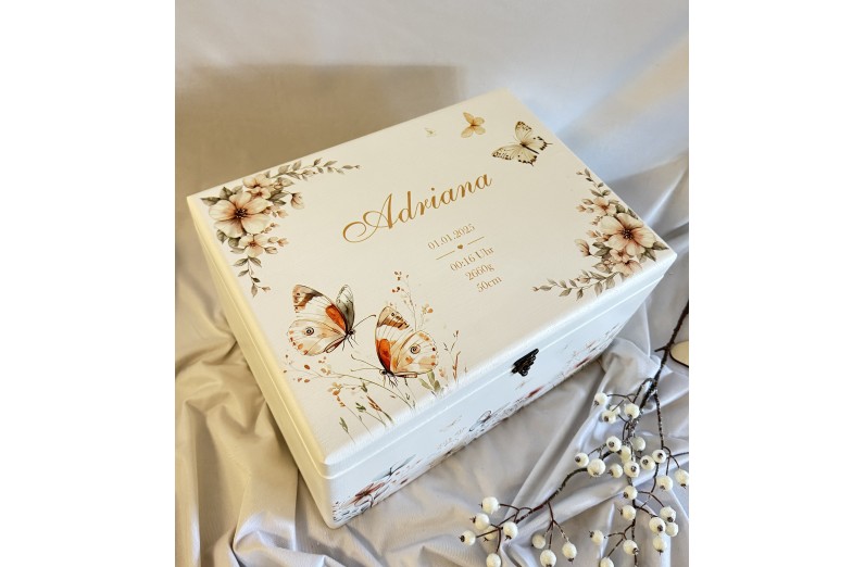 Erinnerungsbox mit Schmetterlinge in Boho Stil, mit Geburtsdaten personalisiert