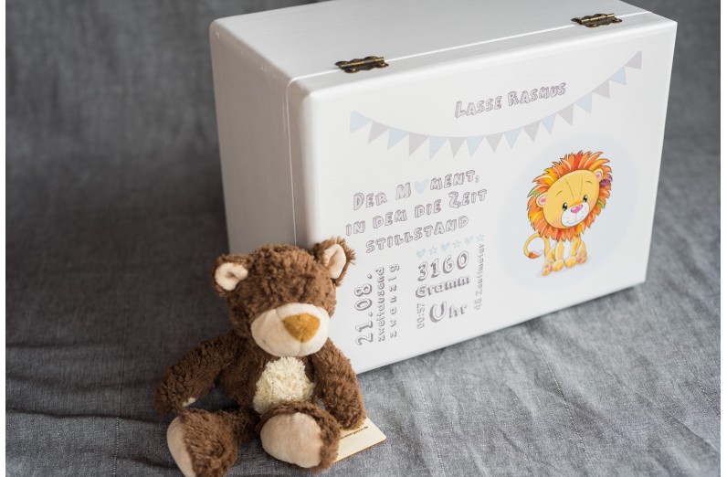 Memory box with baby lion motif and dates of birth 2